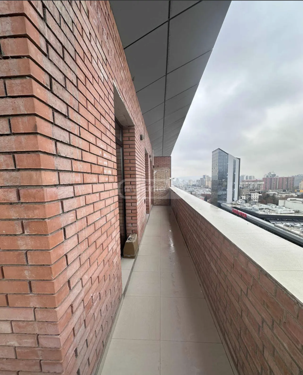 ქირავდება 5 ოთახიანი ბინა საბურთალოზე